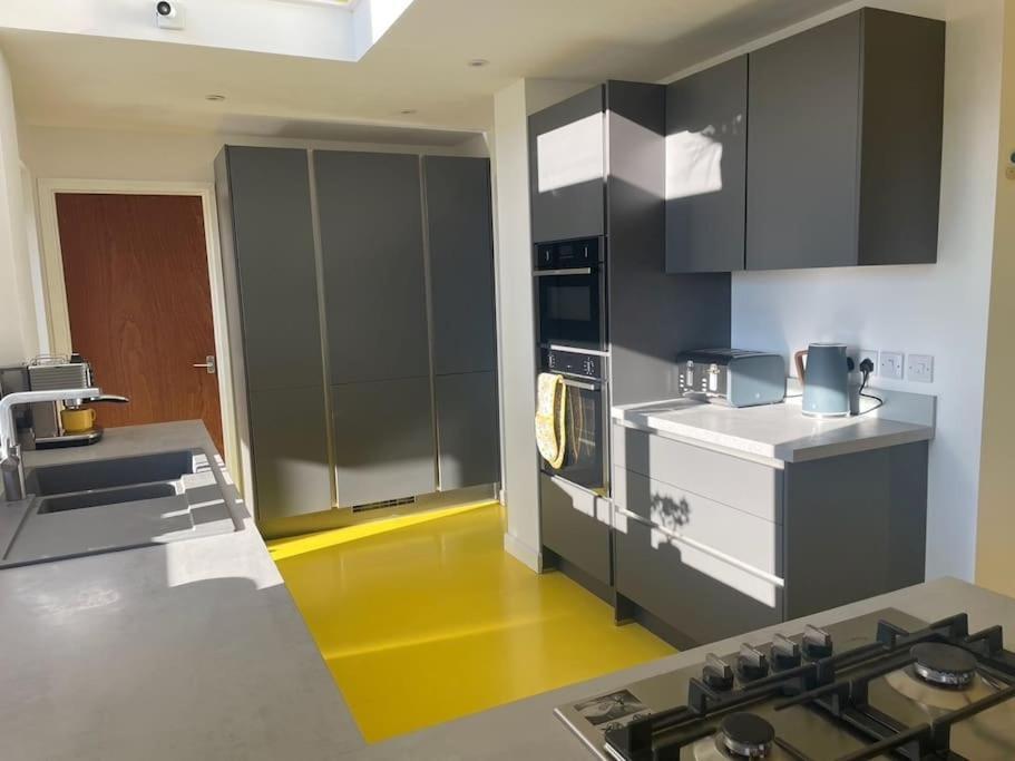 Stunning, Modern And Spacious House - 特鲁罗 外观 照片